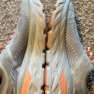 HOKA ONE ONE BONDI size 8